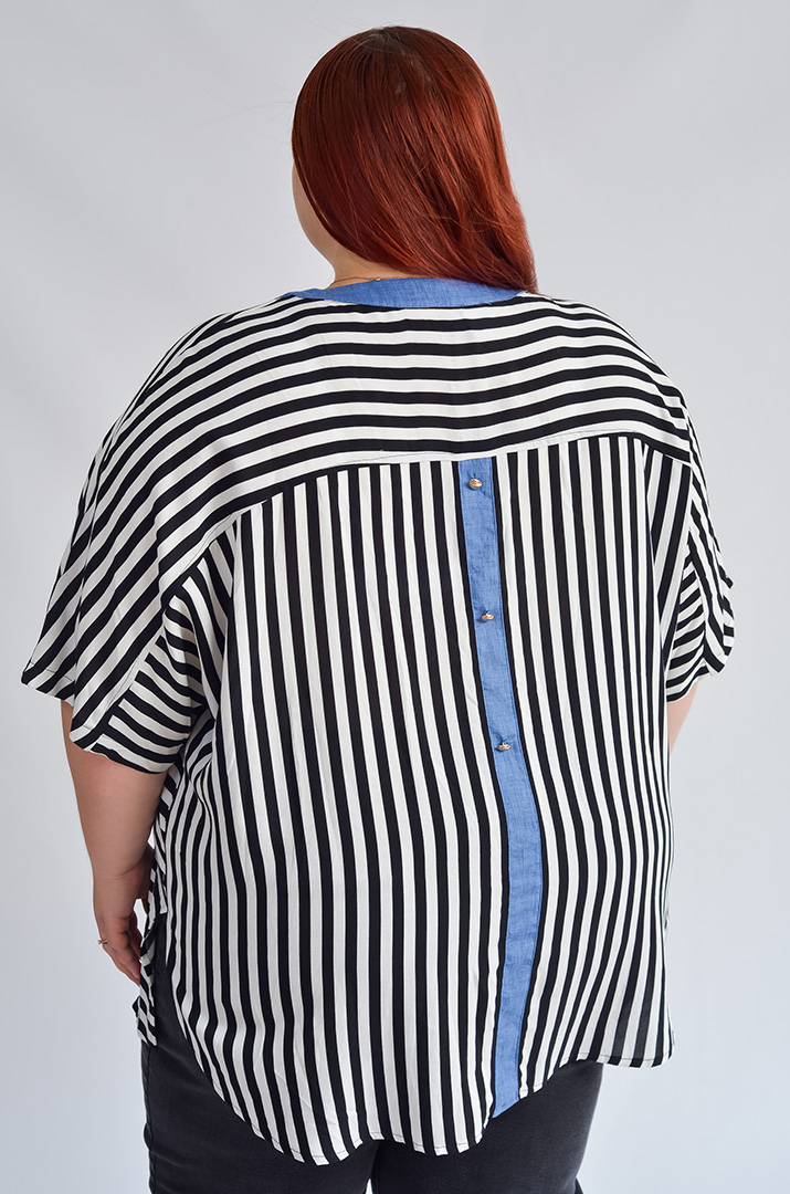 Блуза в чорно-білу смужку з квітковим акцентом великих розмірів