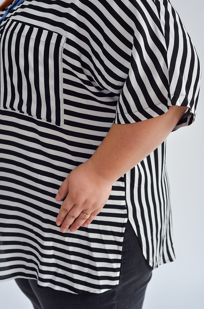 Блуза в чорно-білу смужку з квітковим акцентом великих розмірів