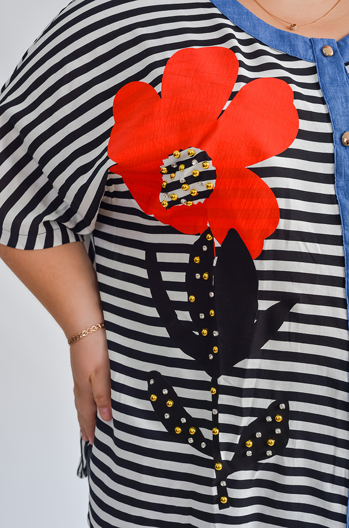 Блуза в чорно-білу смужку з квітковим акцентом великих розмірів