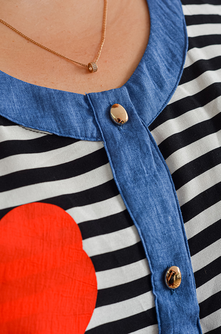 Блуза в чорно-білу смужку з квітковим акцентом великих розмірів