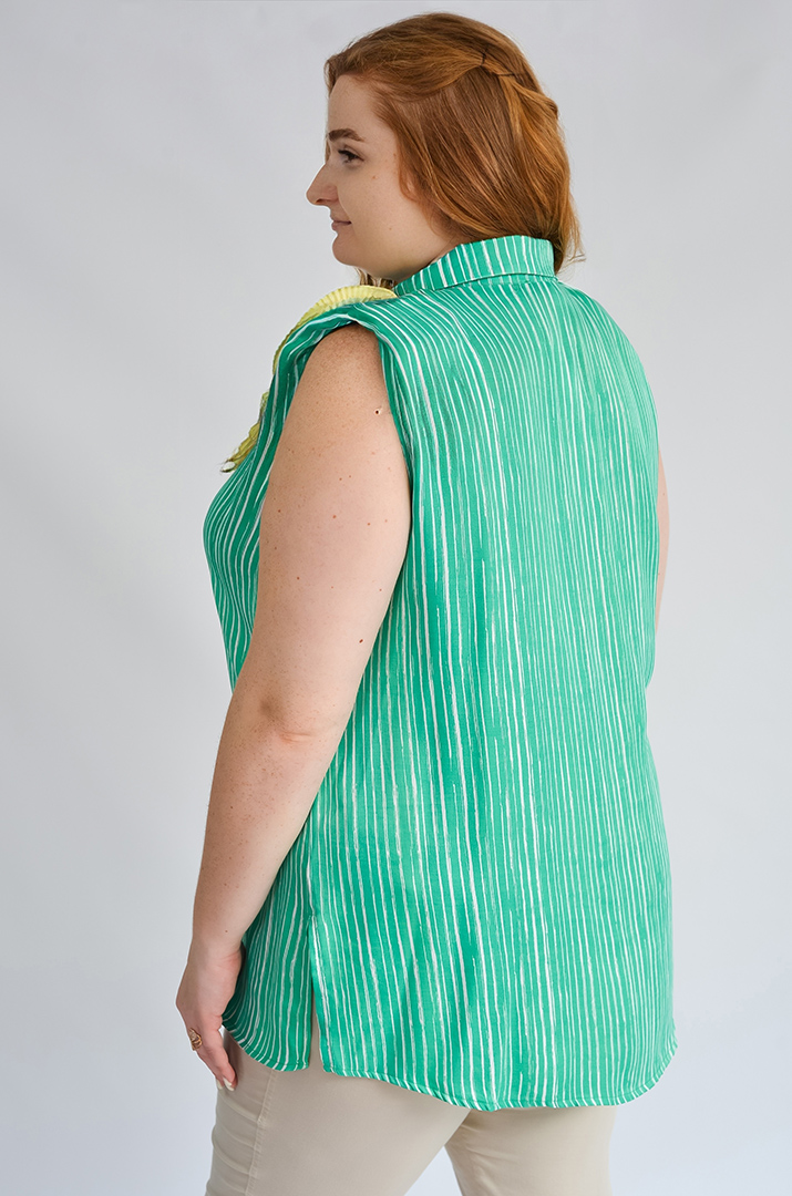 Блуза без рукавів з квіткою на плечі великих розмірів