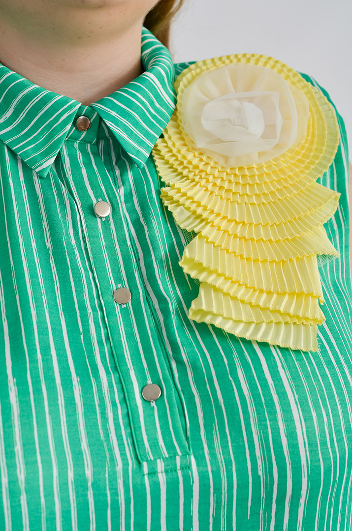 Блуза без рукавів з квіткою на плечі великих розмірів