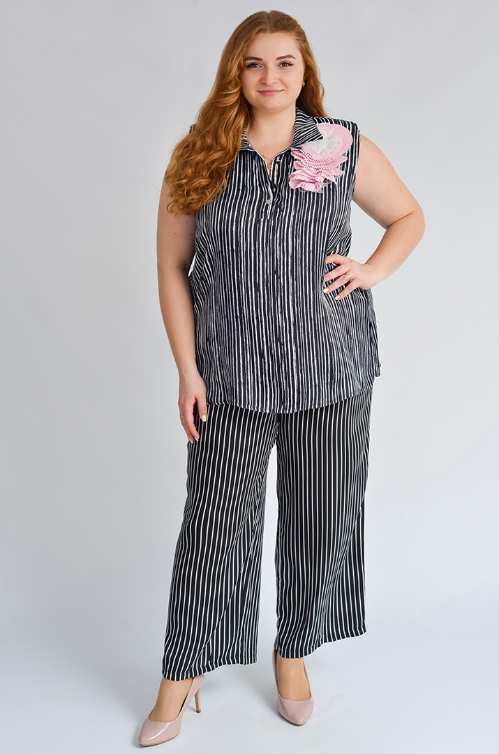 Блуза без рукавів з квіткою на плечі великих розмірів