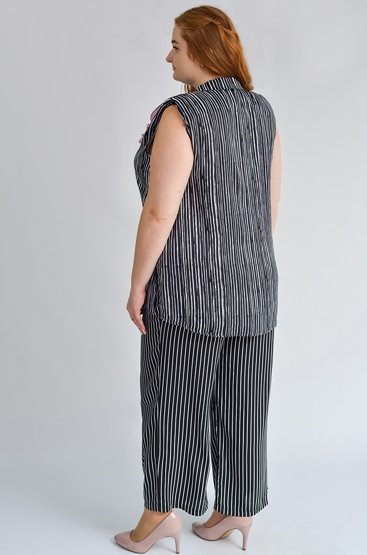 Блуза без рукавів з квіткою на плечі великих розмірів