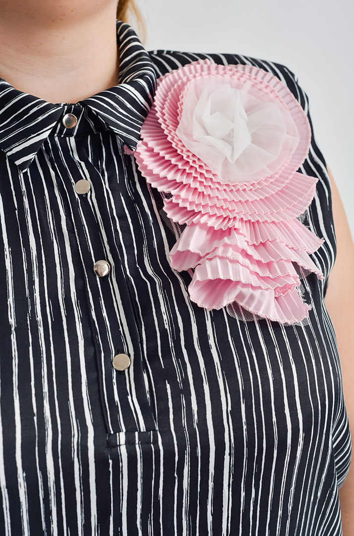 Блуза без рукавів з квіткою на плечі великих розмірів