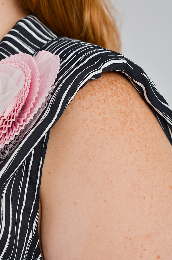 Блуза без рукавів з квіткою на плечі великих розмірів