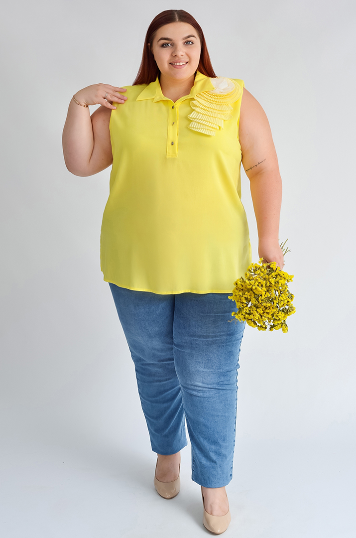 Блуза жовта без рукавів з квіткою на плечі великих розмірів