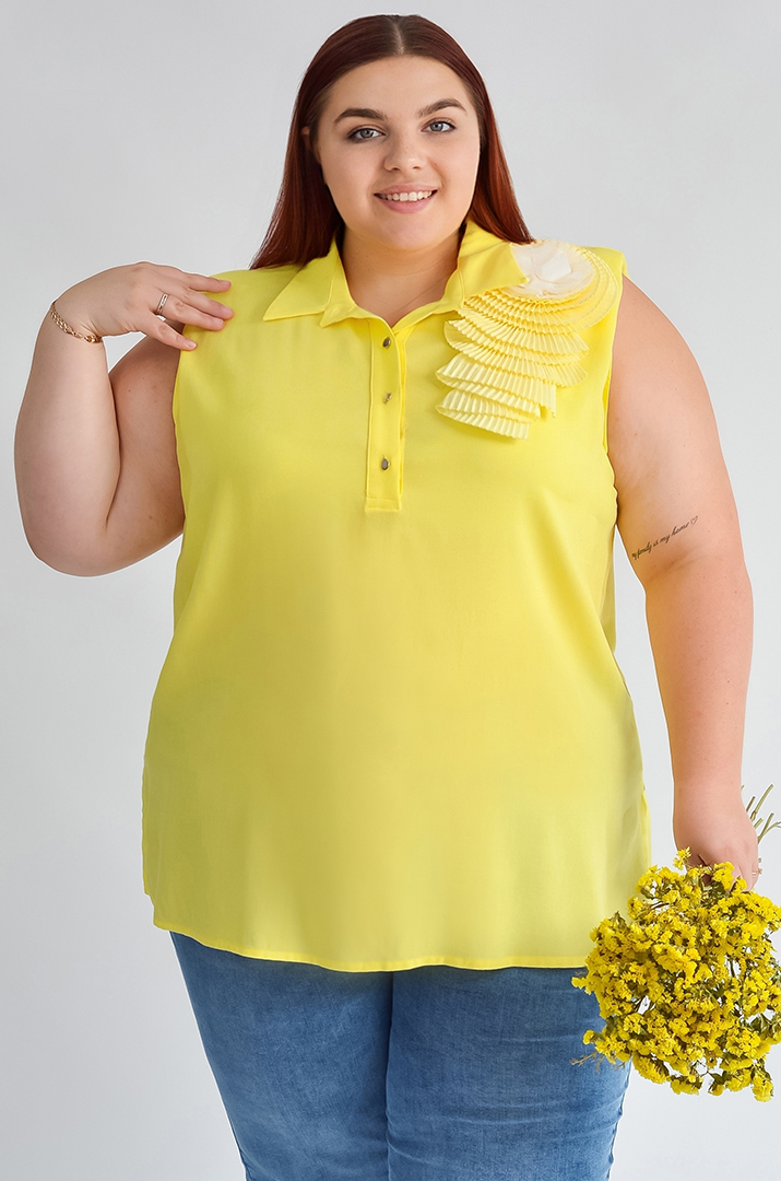 Блуза жовта без рукавів з квіткою на плечі великих розмірів