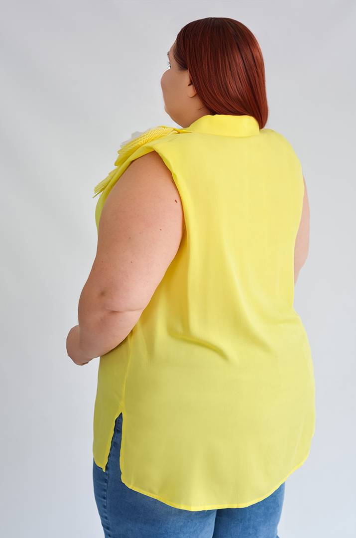 Блуза жовта без рукавів з квіткою на плечі великих розмірів
