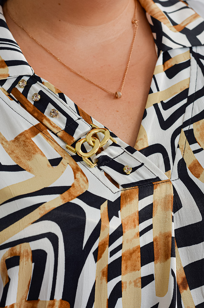 Блуза атласна з геометричним принтом великих розмірів