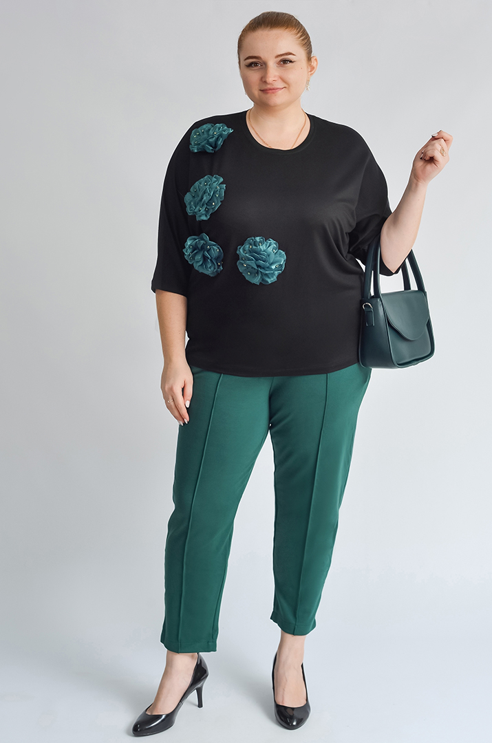 Блуза з текстильними квітами і намистинами великих розмірів