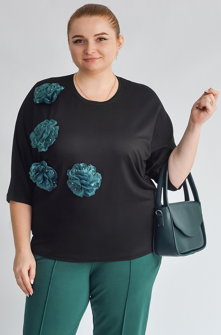 Блуза з текстильними квітами і намистинами великих розмірів