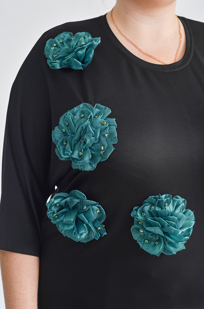 Блуза з текстильними квітами і намистинами великих розмірів