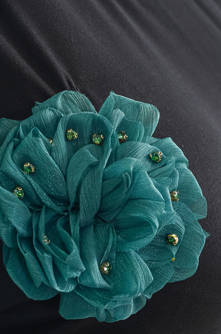 Блуза з текстильними квітами і намистинами великих розмірів