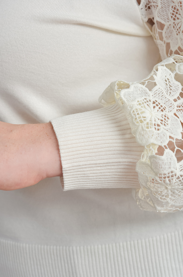 Блуза з мереживом і декоративною «крапелькою» великих розмірів