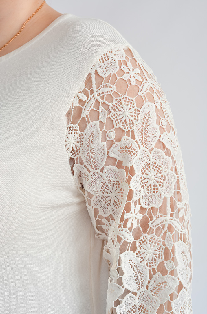 Блуза з мереживом і декоративною «крапелькою» великих розмірів
