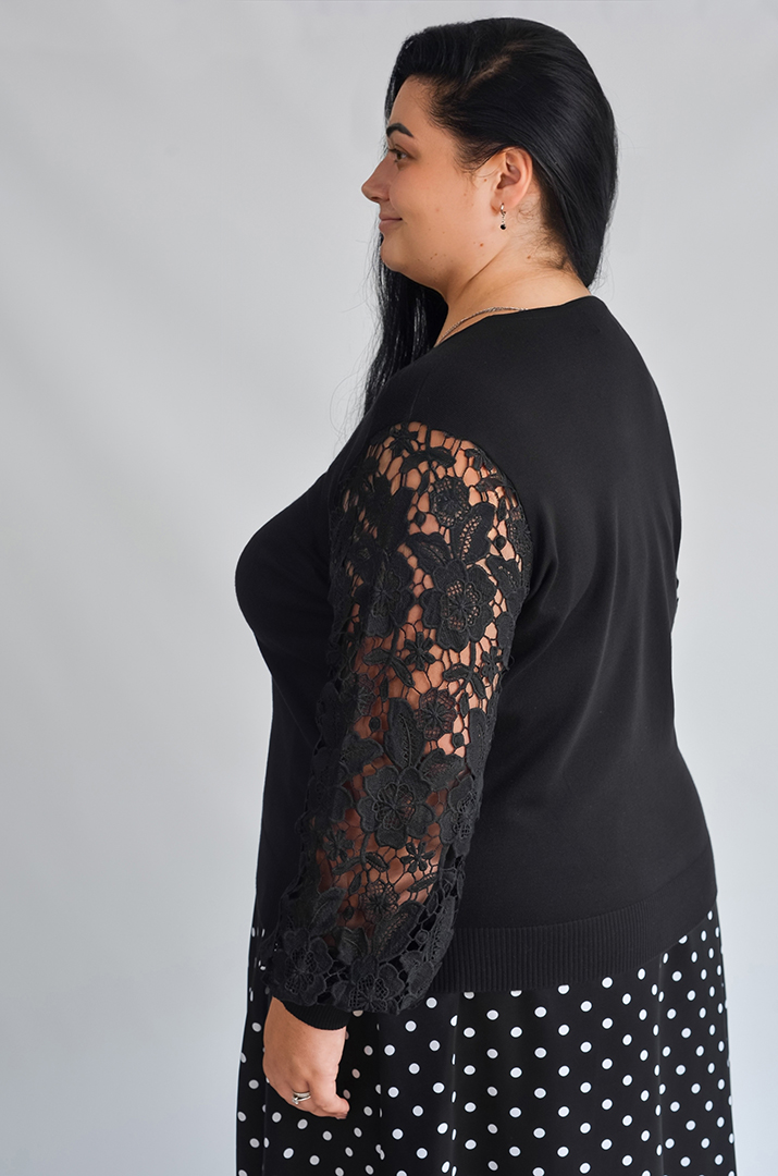 Блуза з мереживом і декоративною «крапелькою» великих розмірів