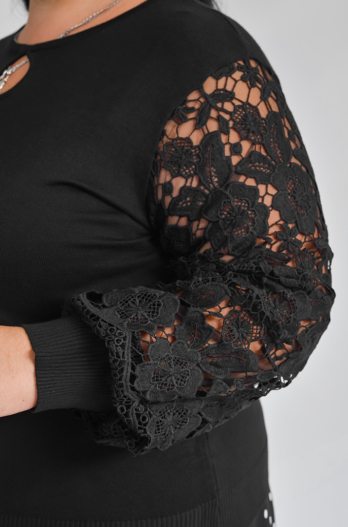 Блуза з мереживом і декоративною «крапелькою» великих розмірів