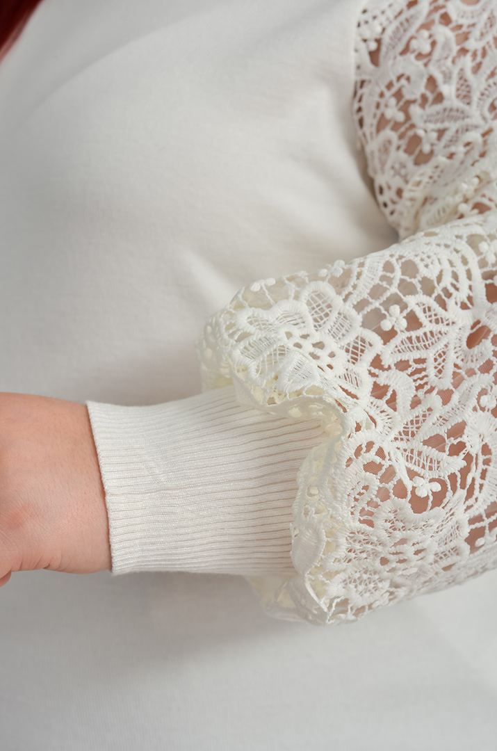 Елегантна блуза з квітковим мереживом великих розмірів