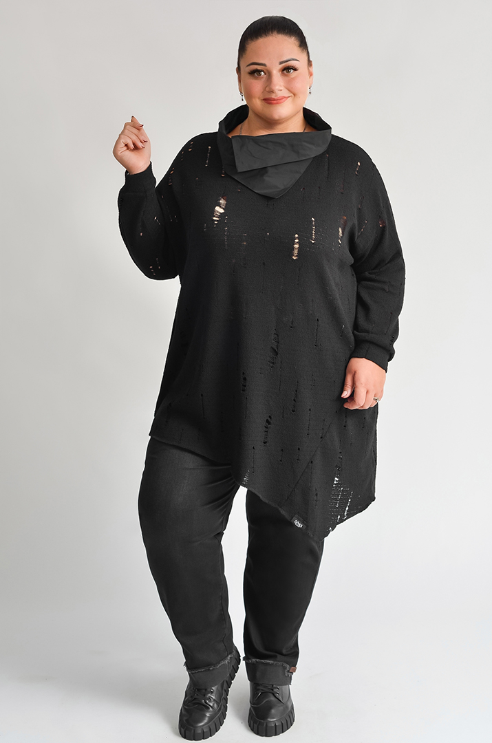 Блуза з асиметричним низом та декоративними прорізами великих розмірів