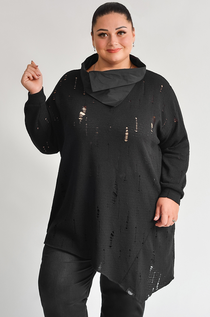 Блуза з асиметричним низом та декоративними прорізами великих розмірів