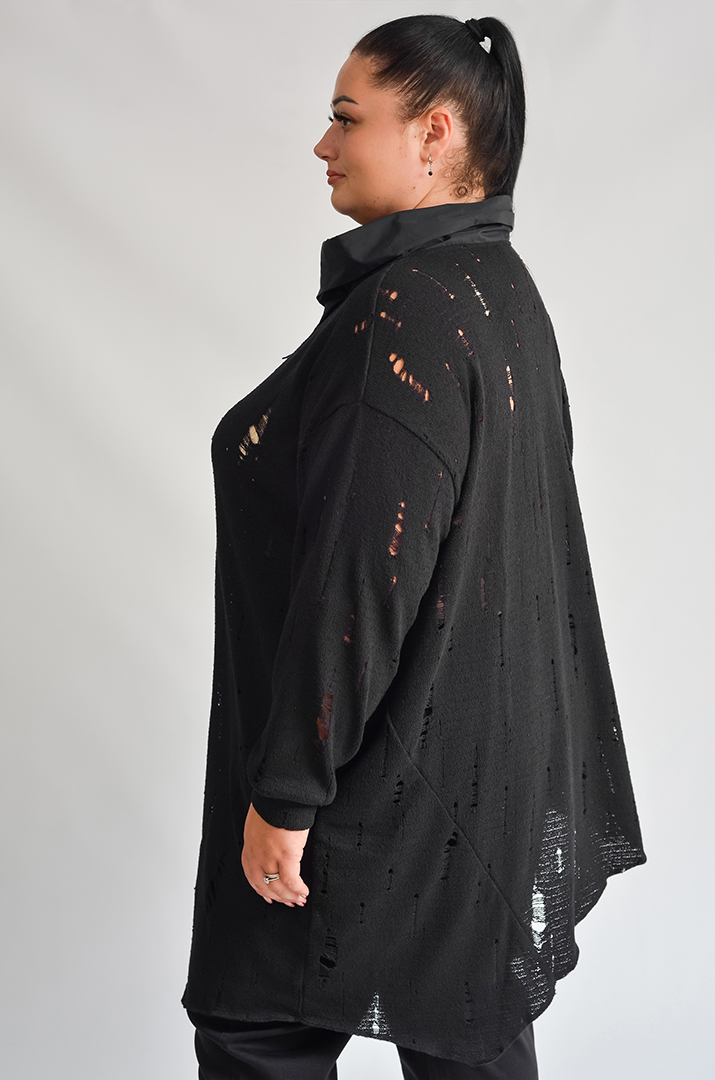 Блуза з асиметричним низом та декоративними прорізами великих розмірів