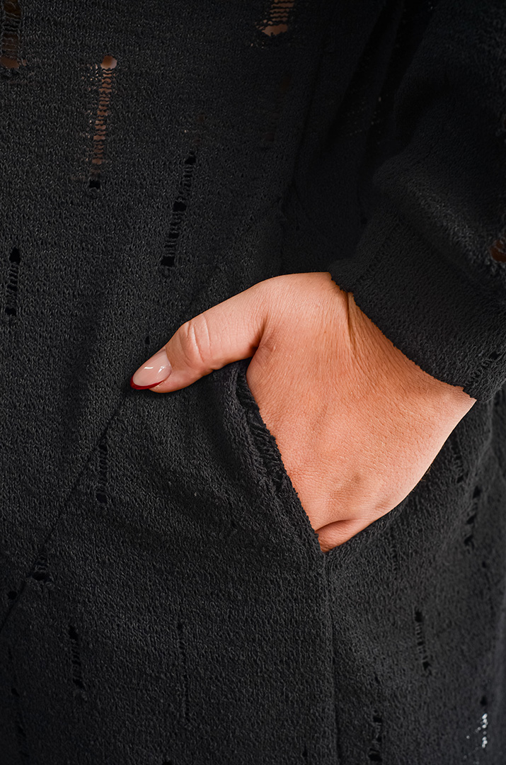 Блуза з асиметричним низом та декоративними прорізами великих розмірів