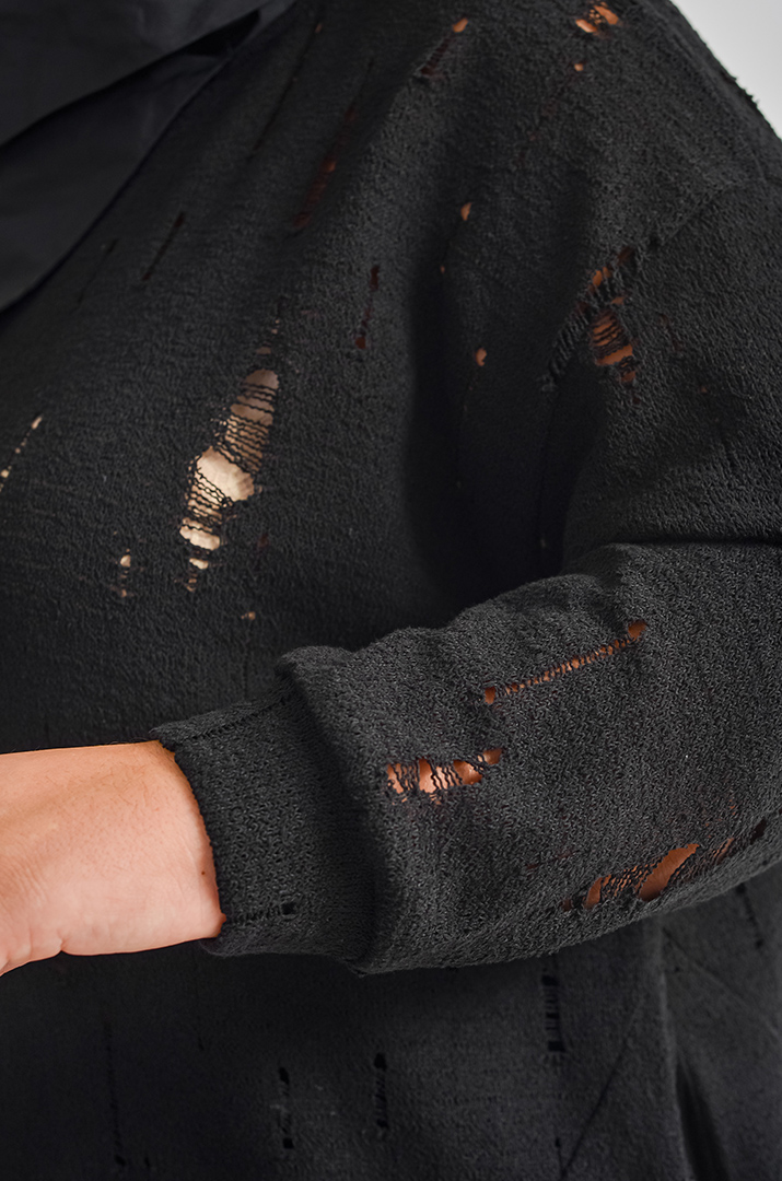 Блуза з асиметричним низом та декоративними прорізами великих розмірів