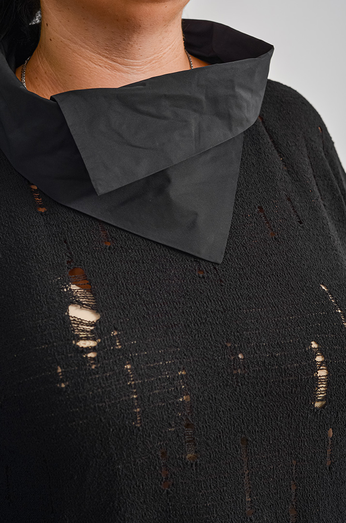 Блуза з асиметричним низом та декоративними прорізами великих розмірів