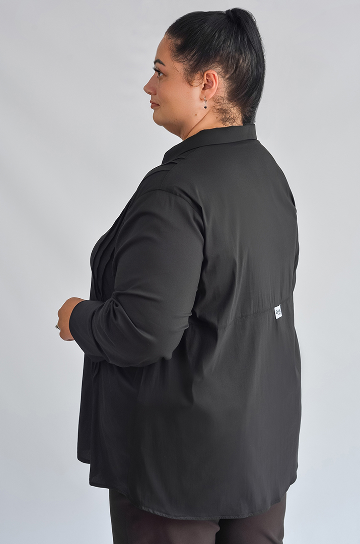 Блуза довга з декоративною контрастною квіткою великих розмірів