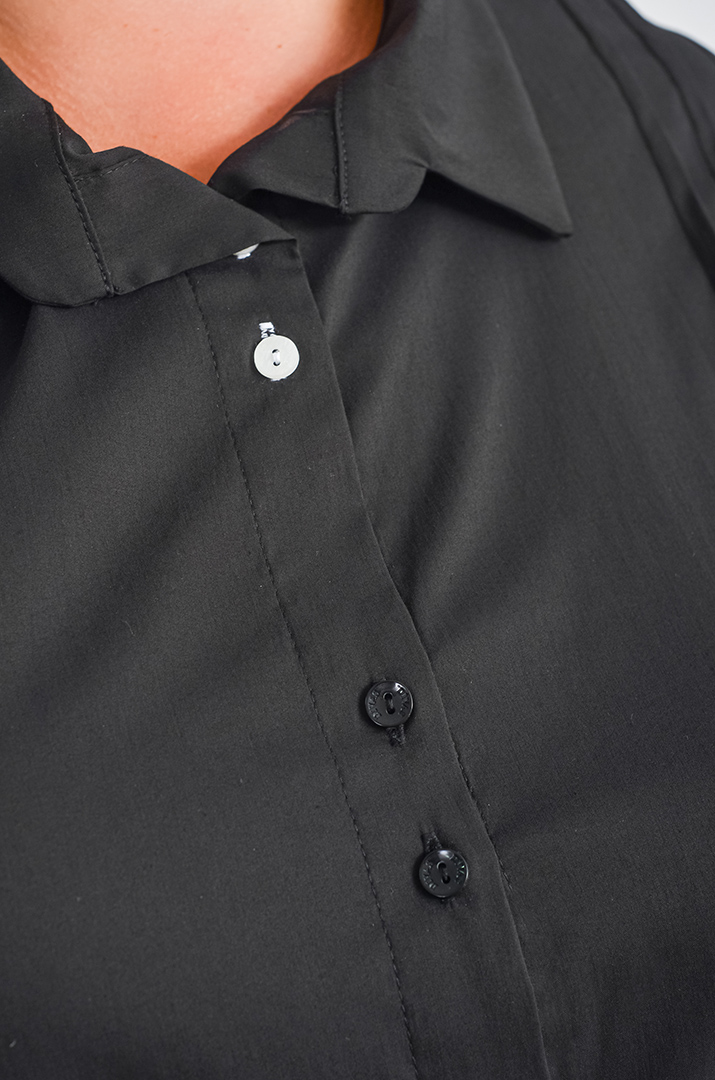 Блуза довга з декоративною контрастною квіткою великих розмірів