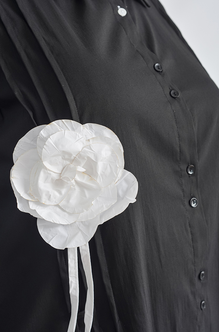 Блуза довга з декоративною контрастною квіткою великих розмірів