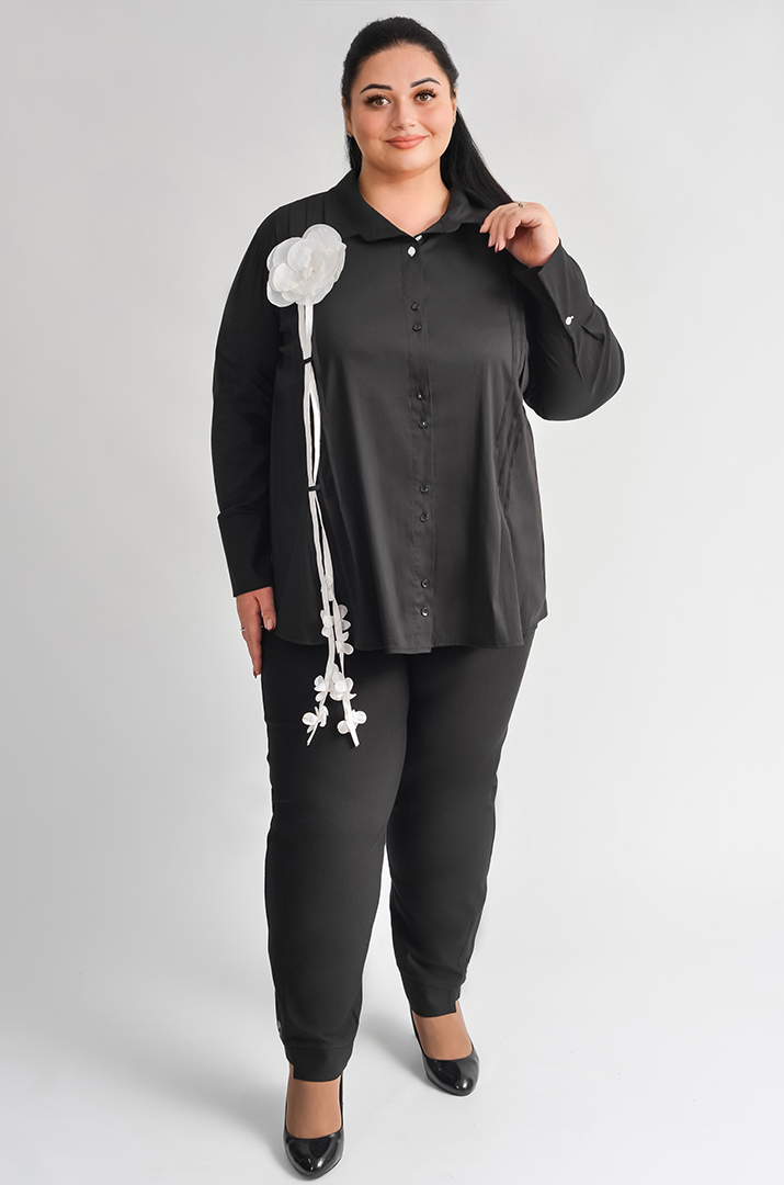 Блуза довга з декоративною контрастною квіткою великих розмірів