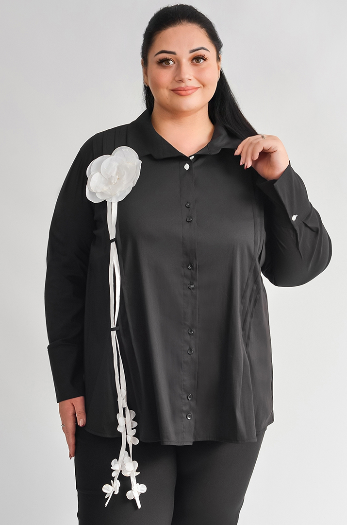 Блуза довга з декоративною контрастною квіткою великих розмірів