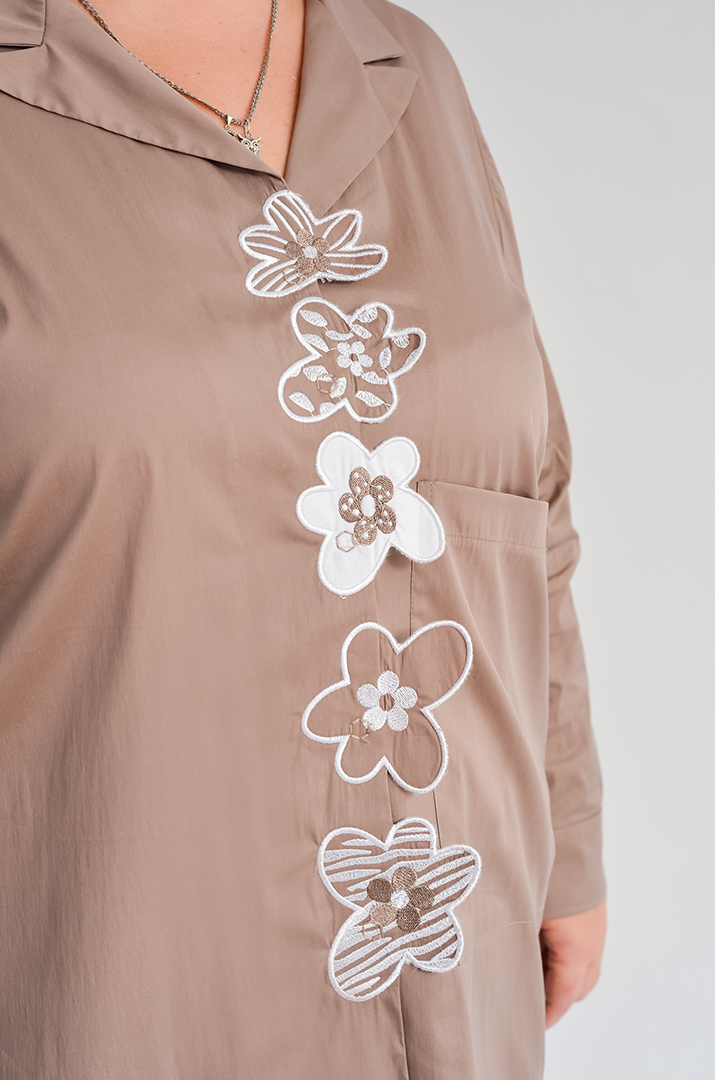 Блуза довга з квітковою аплікацією великих розмірів