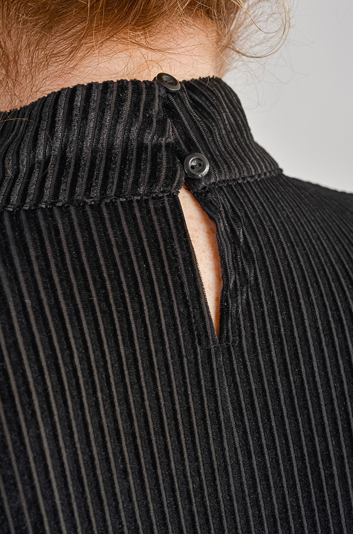 Елегантна блуза з вельвету з акцентними деталями великих розмірів