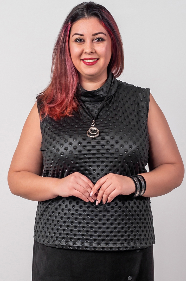 Чорна фактурна блуза без рукавів з високою горловиною великих розмірів