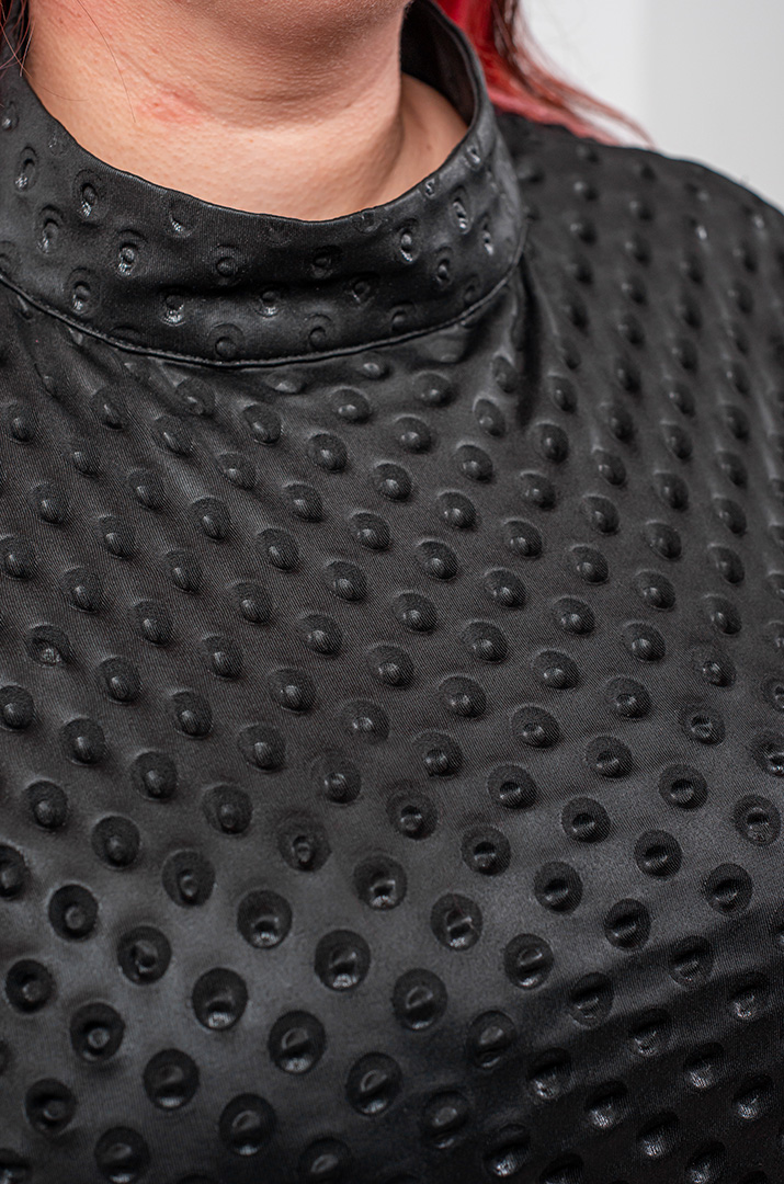 Чорна фактурна блуза без рукавів з високою горловиною великих розмірів