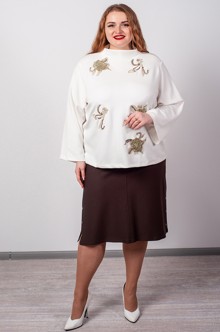 Стильна блуза в молочному відтінку з квітковим декором великих розмірів