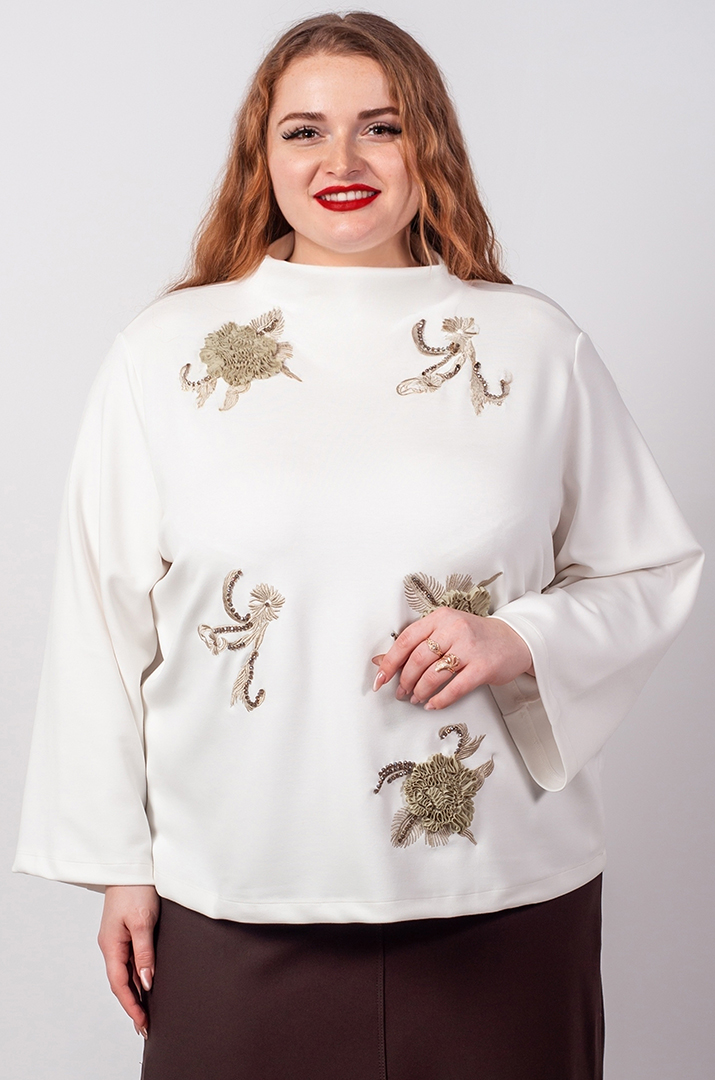 Стильна блуза в молочному відтінку з квітковим декором великих розмірів
