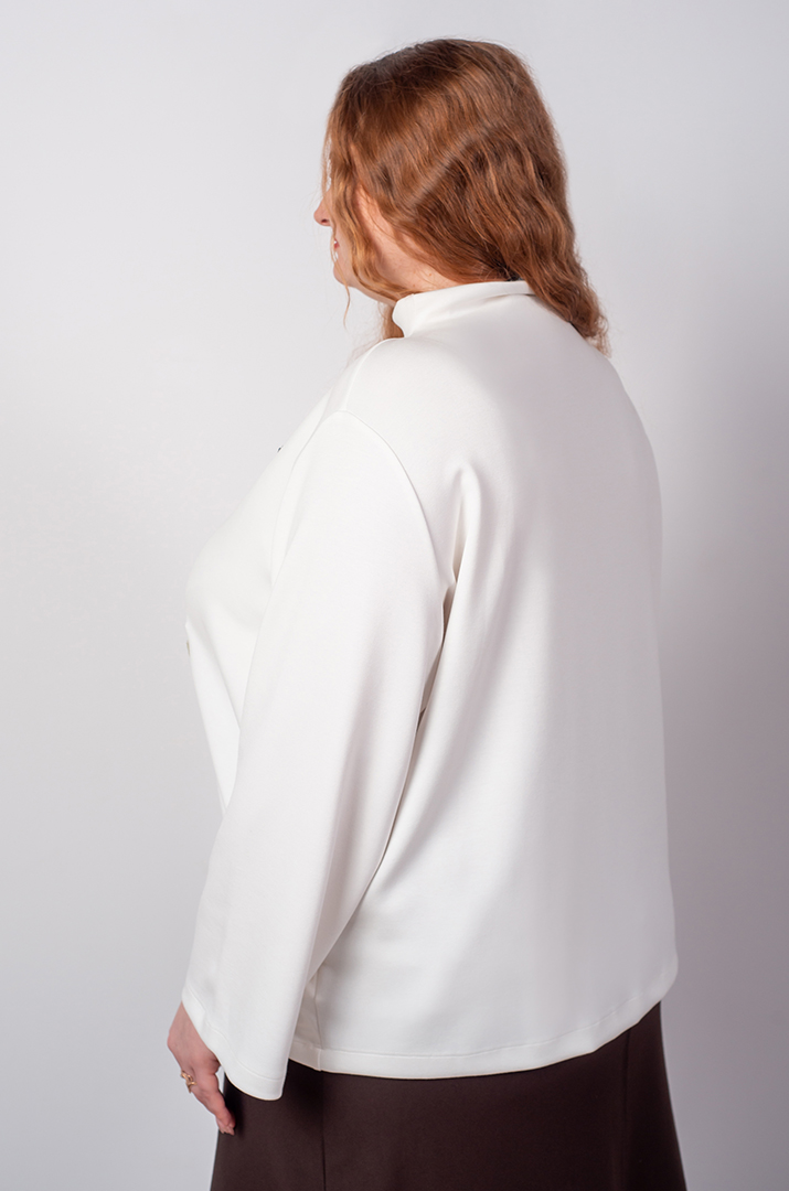 Стильна блуза в молочному відтінку з квітковим декором великих розмірів