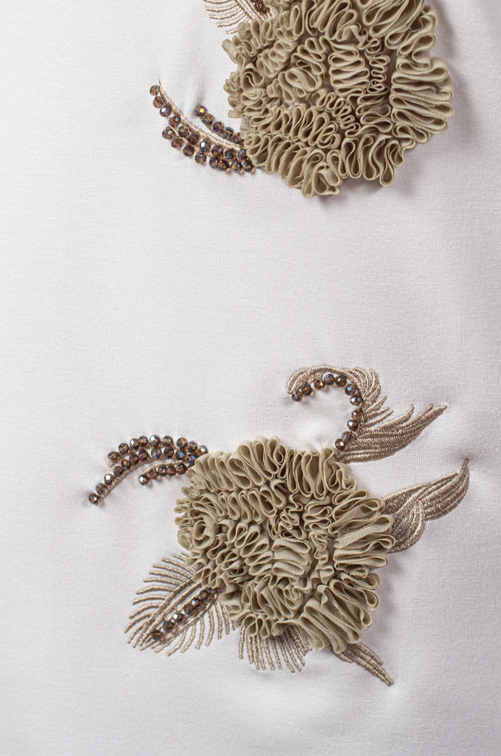 Стильна блуза в молочному відтінку з квітковим декором великих розмірів