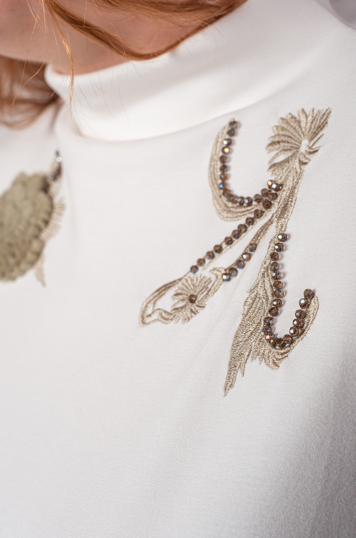 Стильна блуза в молочному відтінку з квітковим декором великих розмірів