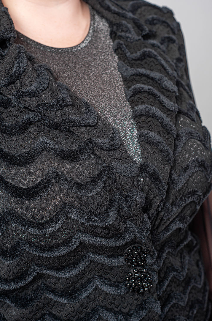 Блуза з гіпюровим візерунком і декоративними деталями великих розмірів