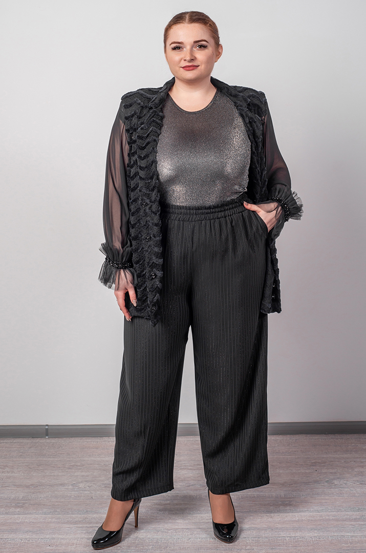 Блуза з гіпюровим візерунком і декоративними деталями великих розмірів