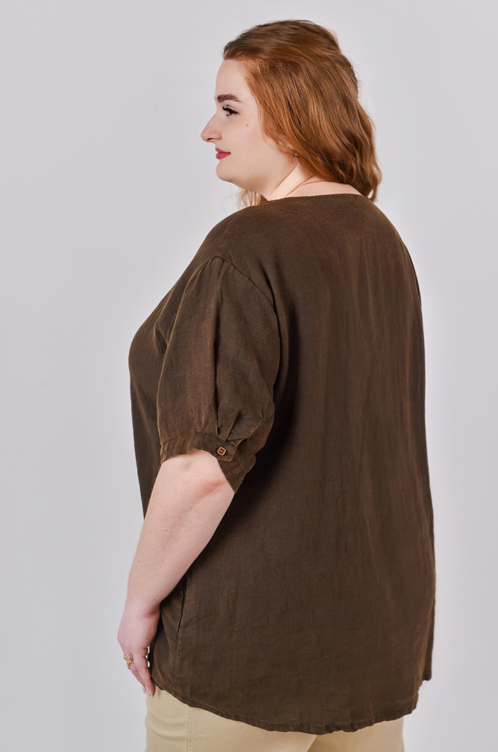 Блуза з декоративною вишивкою та на ґудзиках великих розмірів