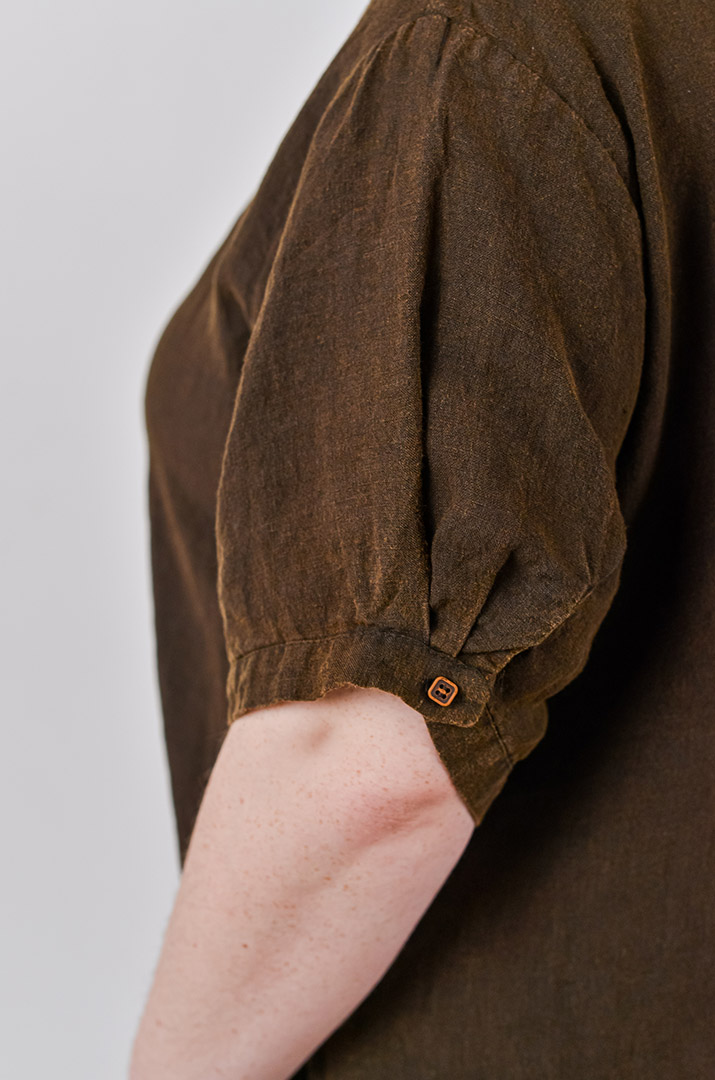 Блуза з декоративною вишивкою та на ґудзиках великих розмірів