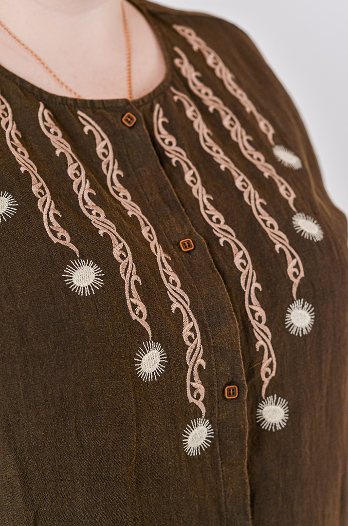 Блуза з декоративною вишивкою та на ґудзиках великих розмірів