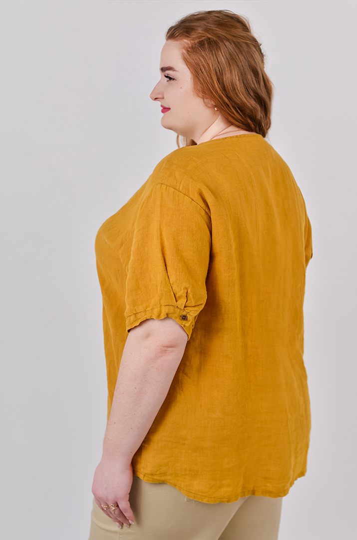 Блуза з декоративною вишивкою та на ґудзиках великих розмірів