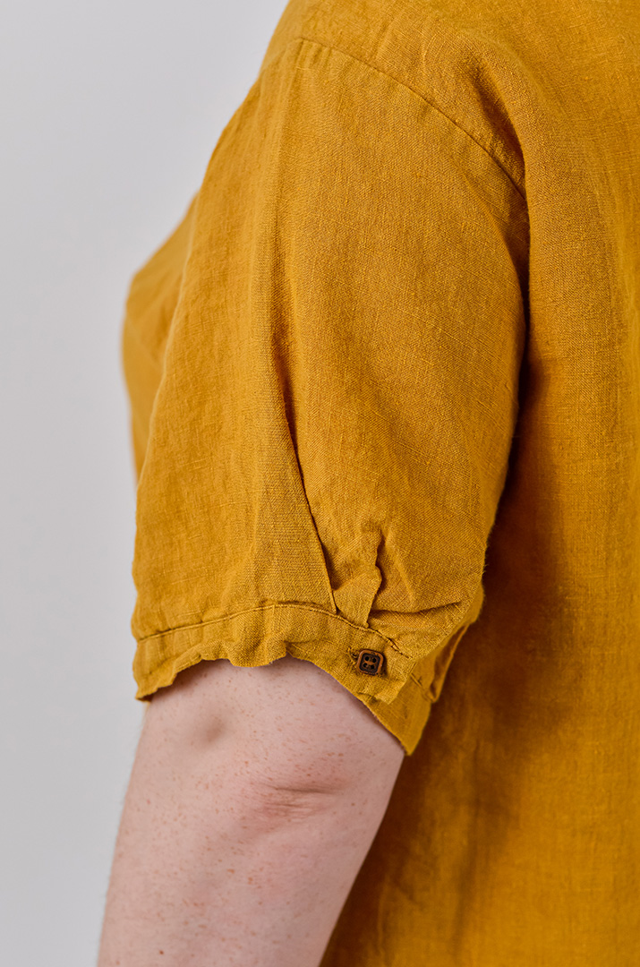 Блуза з декоративною вишивкою та на ґудзиках великих розмірів